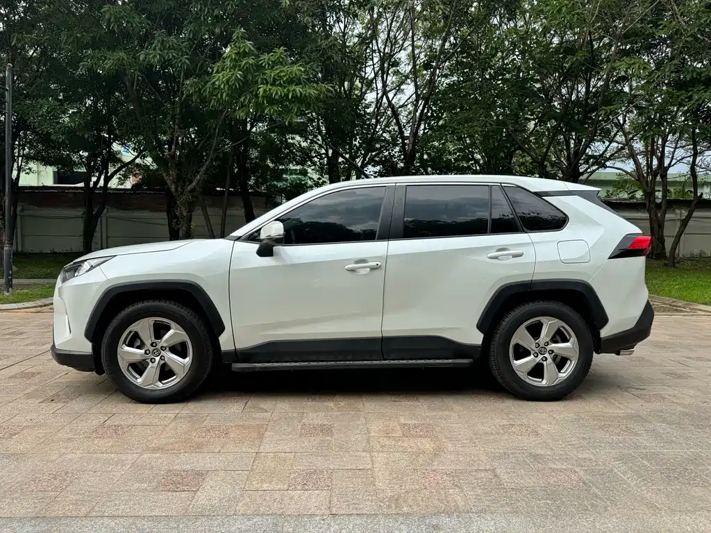 Toyota RAV4 — фото 4