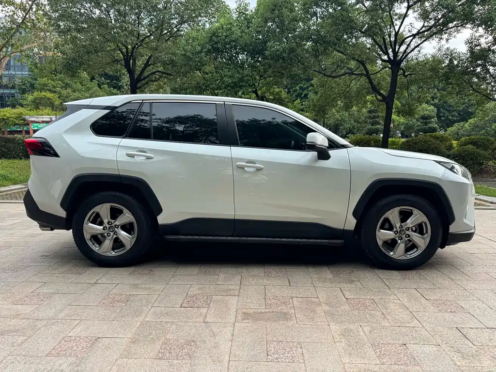 Toyota RAV4 — фото 8
