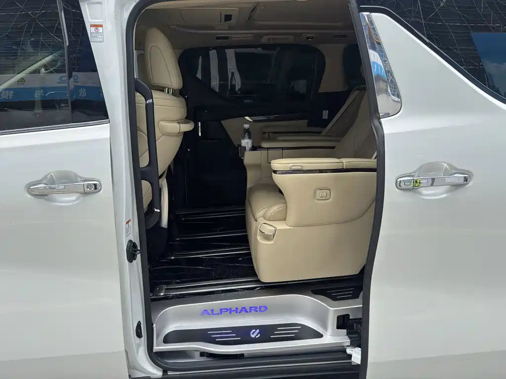 Toyota Alphard — фото 11
