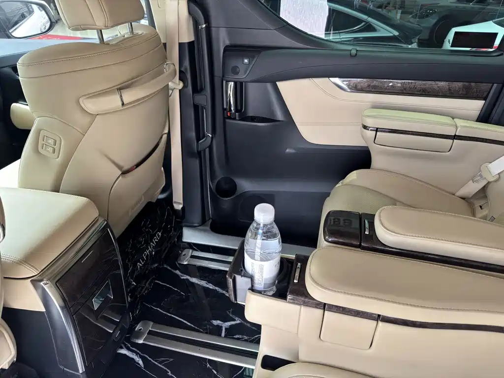 Toyota Alphard — фото 13