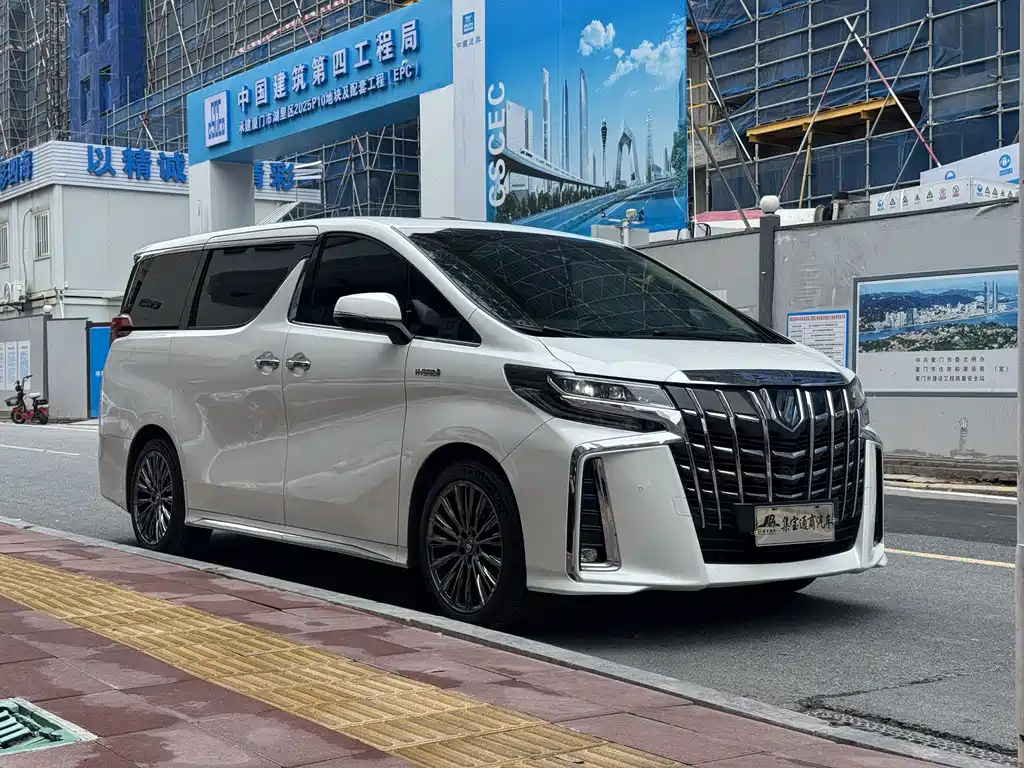 Toyota Alphard — фото 3
