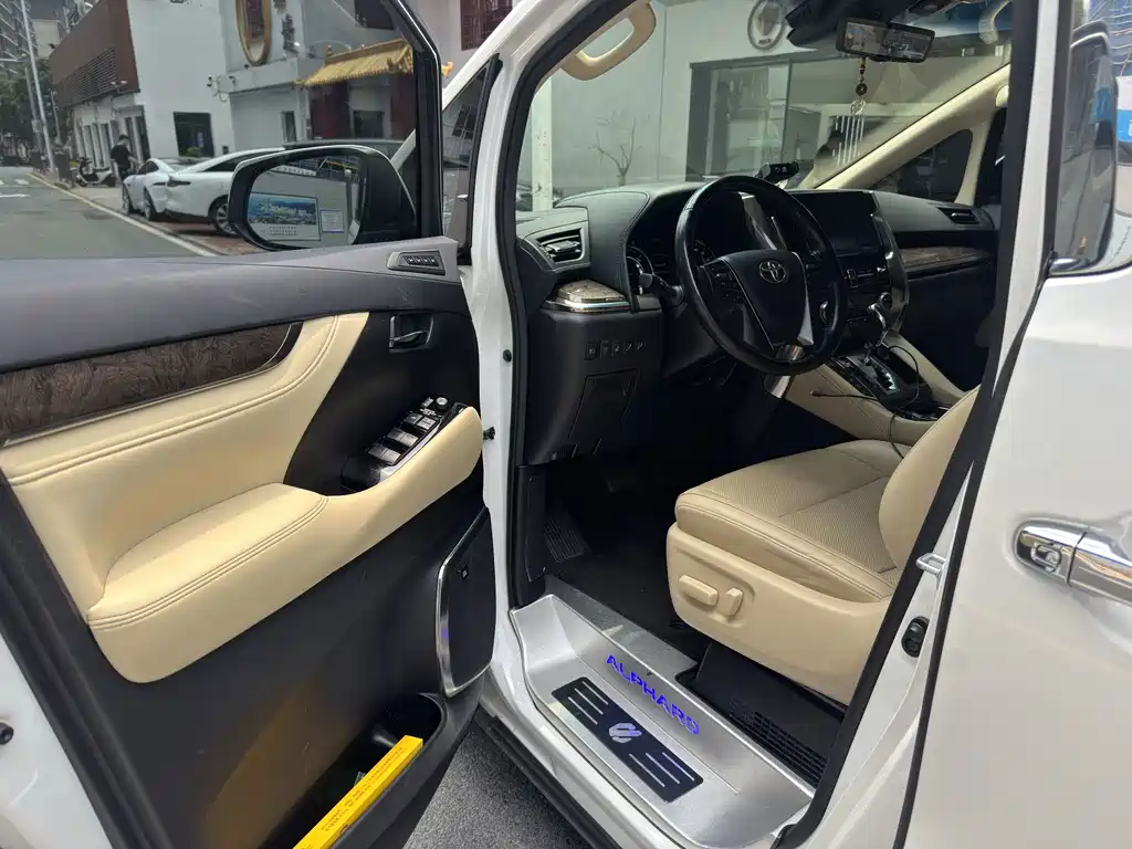 Toyota Alphard — фото 5