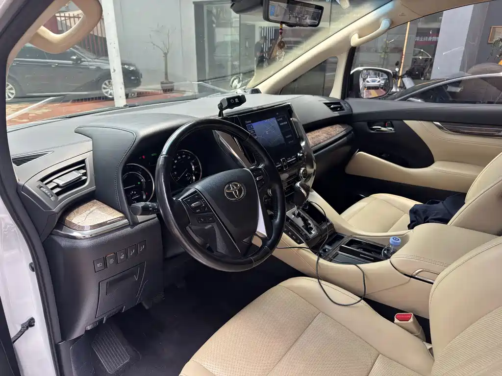 Toyota Alphard — фото 7