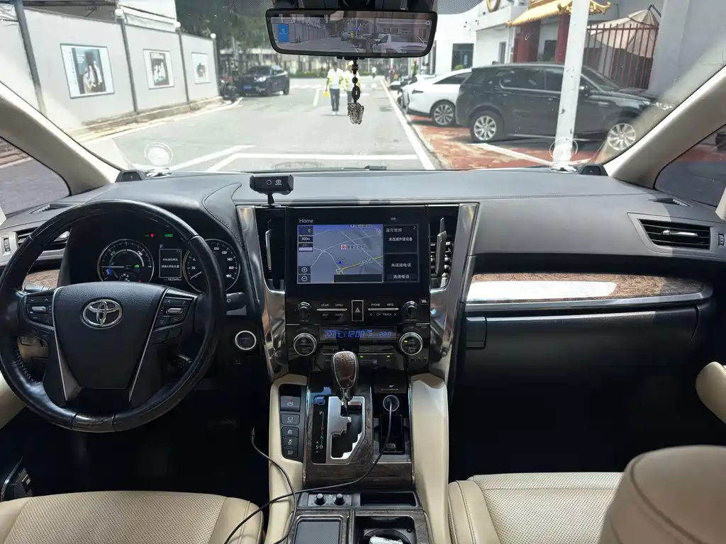Toyota Alphard — фото 8
