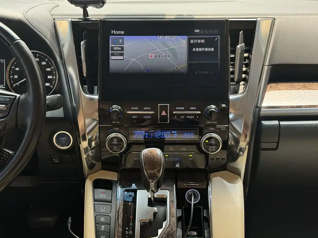 Toyota Alphard — фото 9