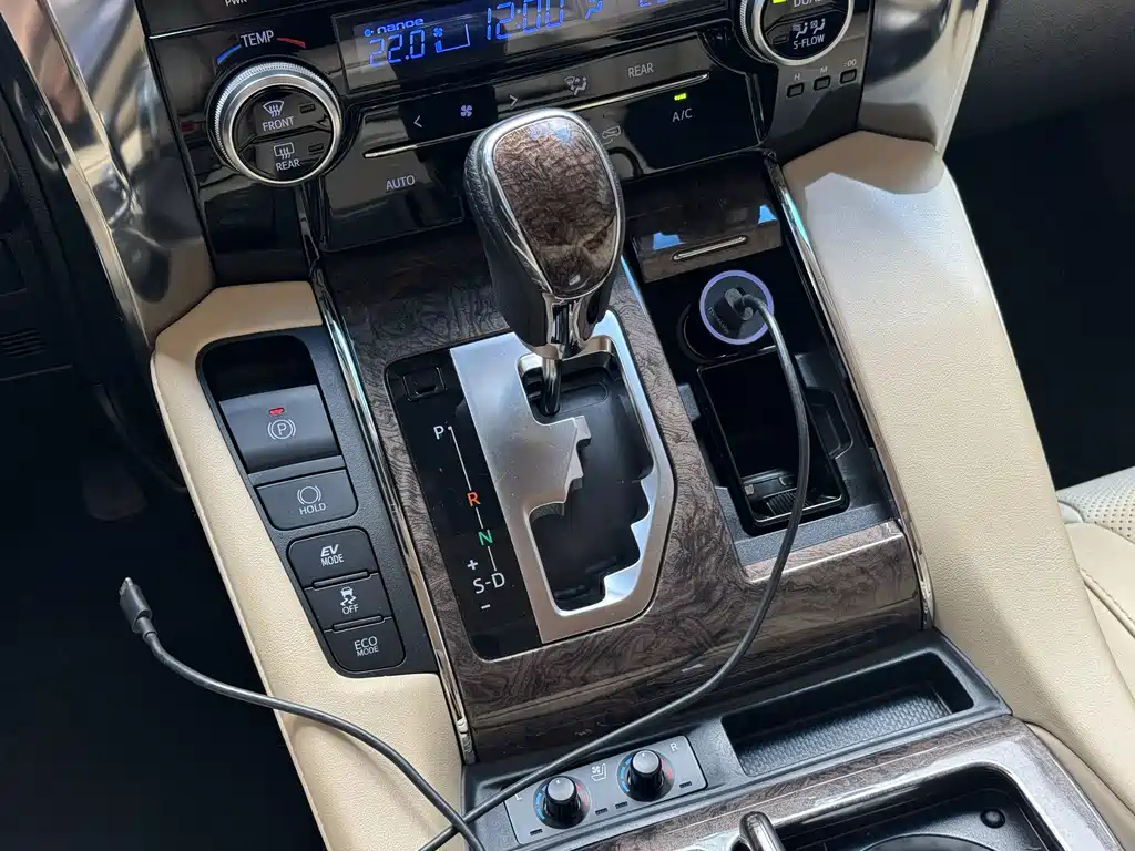Toyota Alphard — фото 10