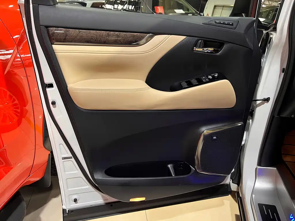 Toyota Vellfire — фото 6