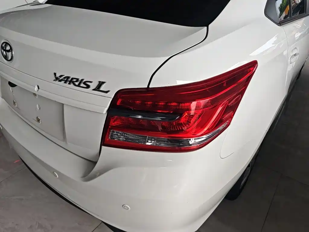 Toyota Yaris L — фото 8