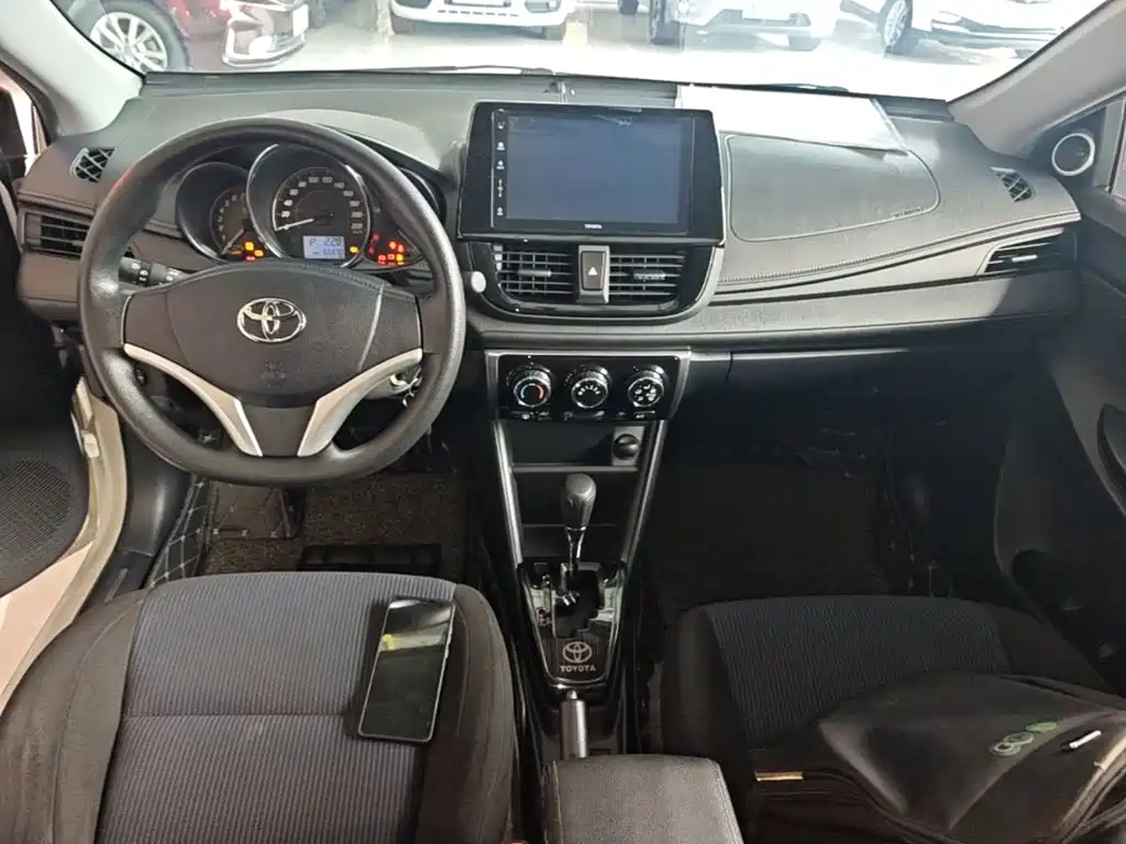 Toyota Yaris L — фото 10