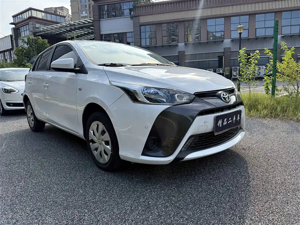 Toyota Yaris L — фото 3