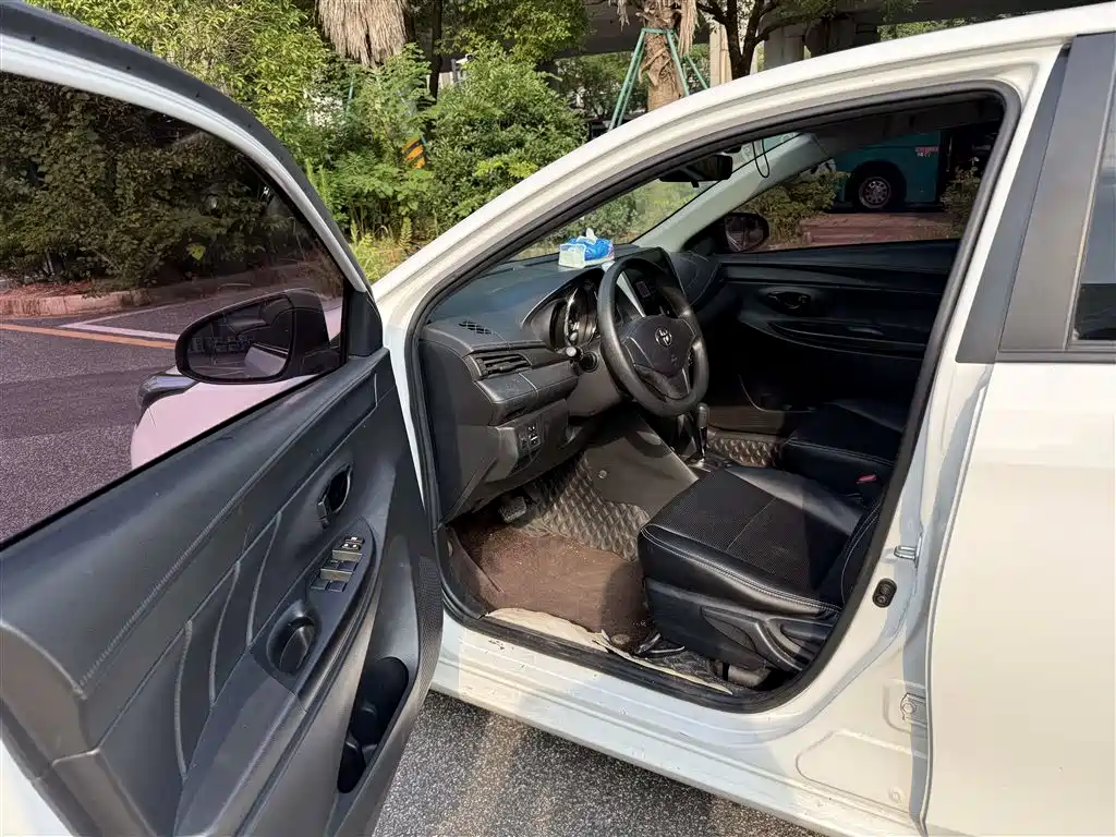 Toyota Yaris L — фото 4