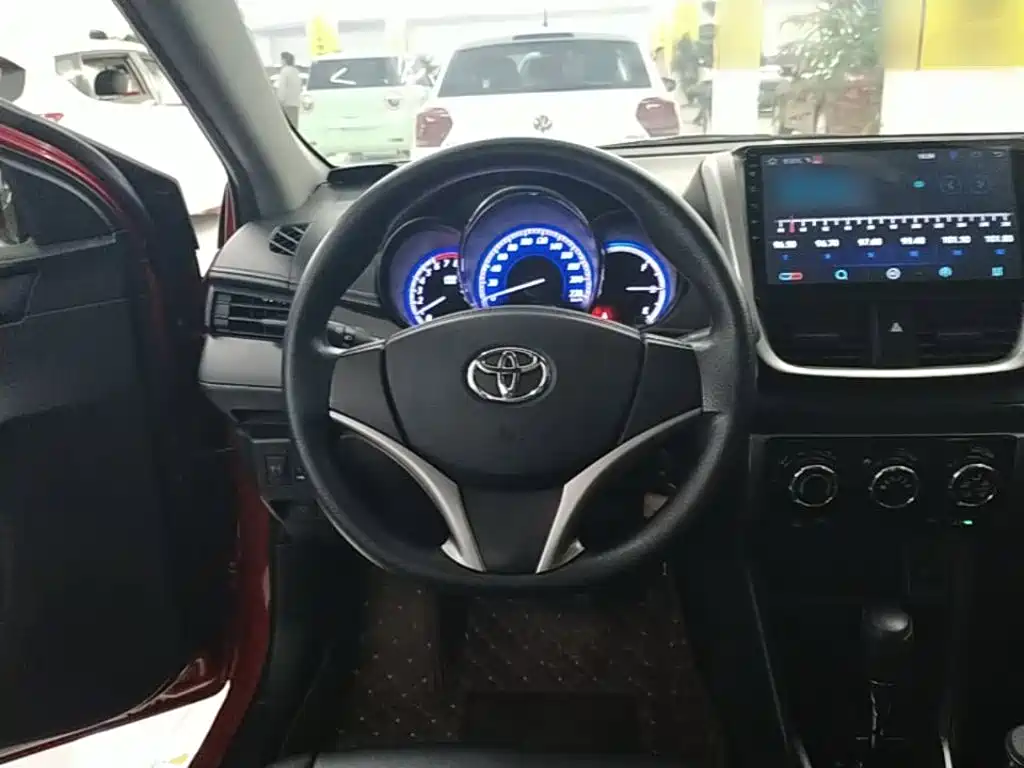 Toyota Yaris L — фото 11