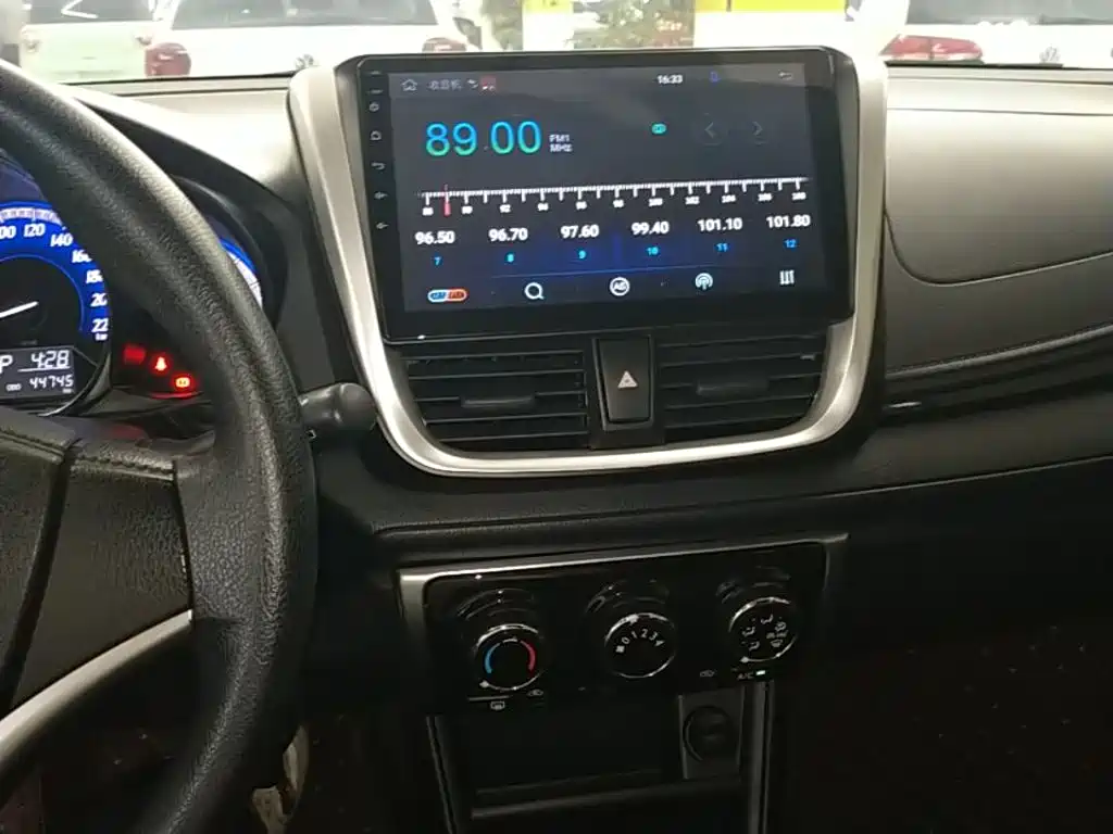 Toyota Yaris L — фото 13