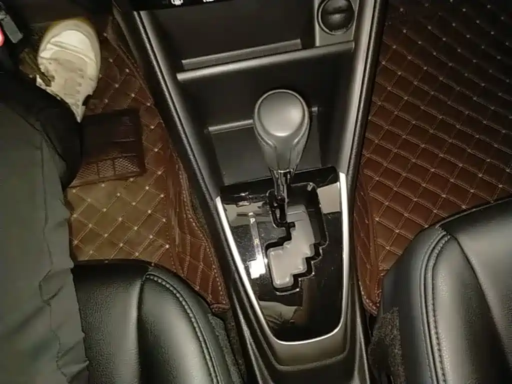Toyota Yaris L — фото 14