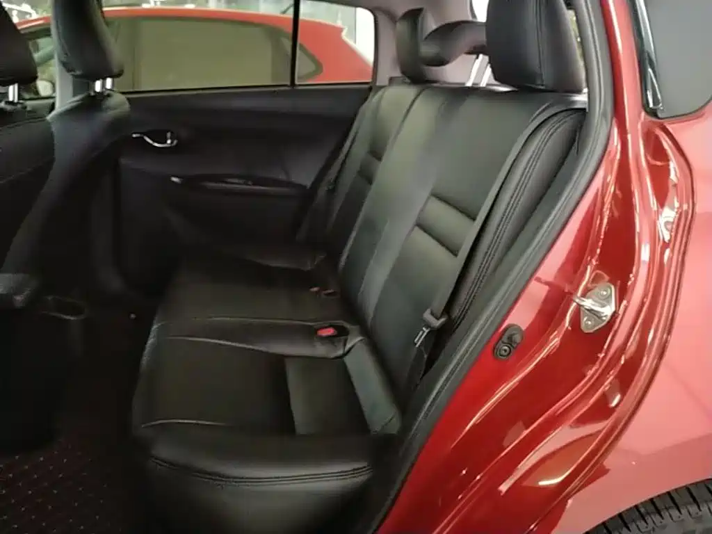 Toyota Yaris L — фото 17