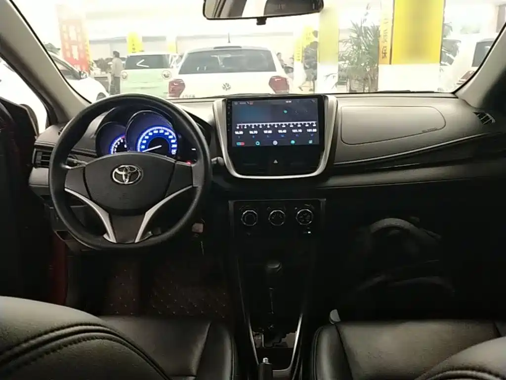 Toyota Yaris L — фото 10
