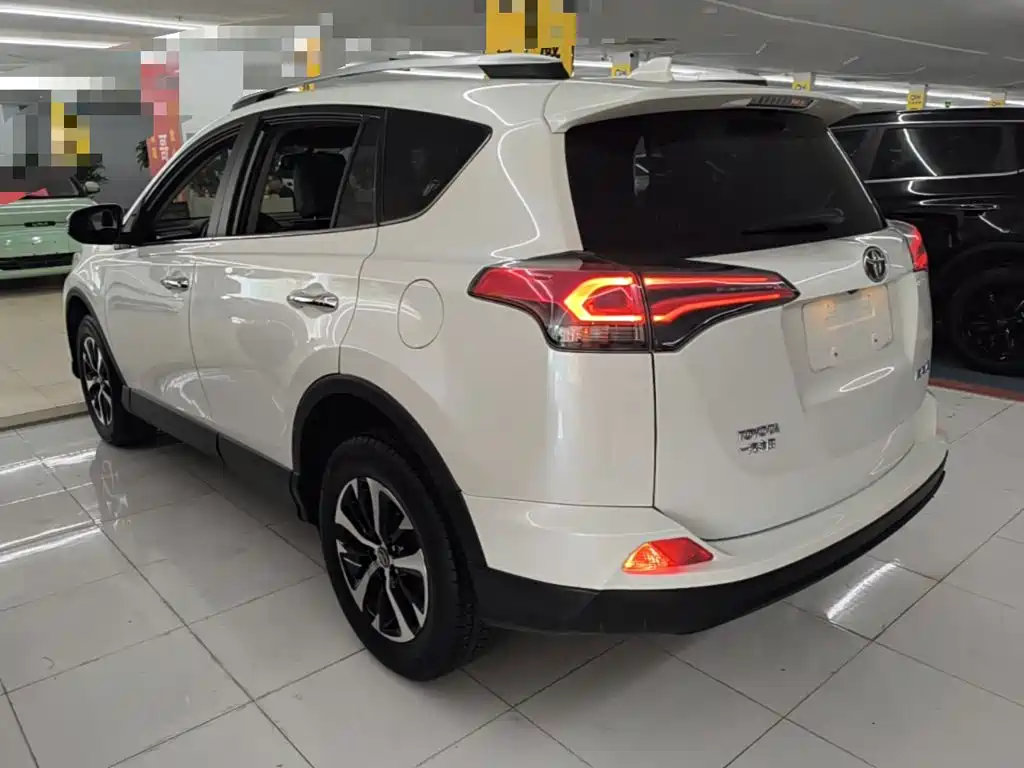 Toyota RAV4 — фото 5