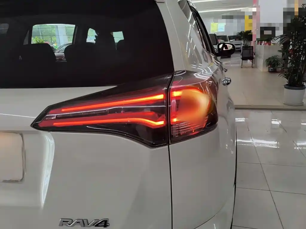 Toyota RAV4 — фото 8