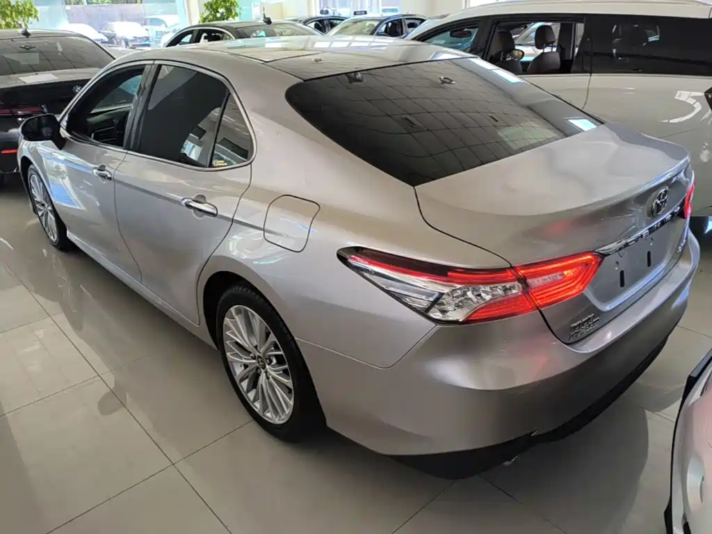Toyota Camry — фото 5
