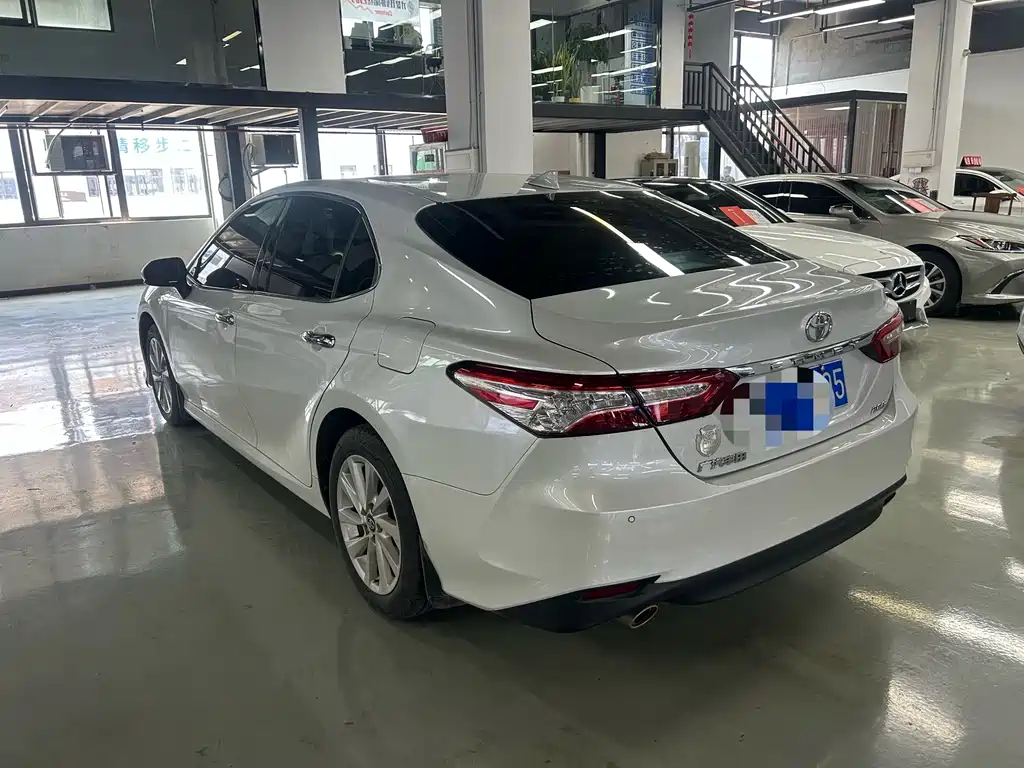 Toyota Camry — фото 3