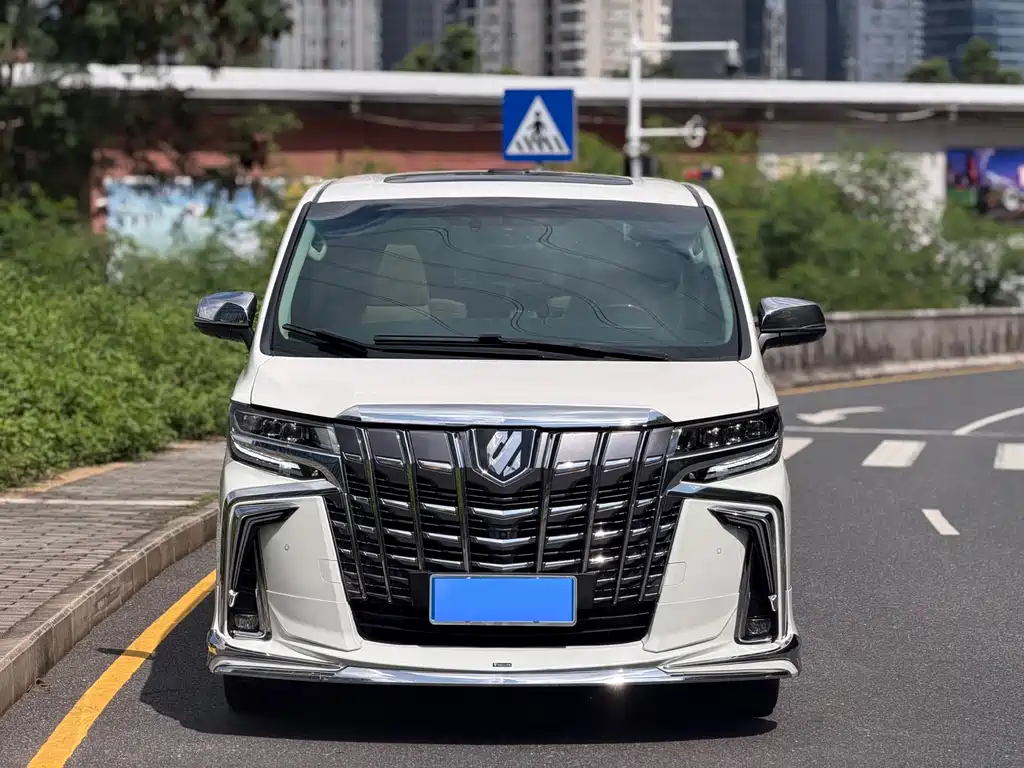 Toyota Alphard — фото 2