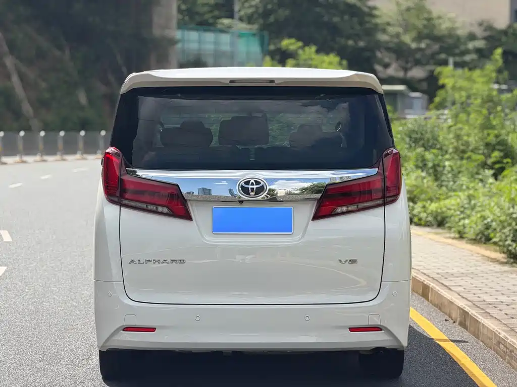 Toyota Alphard — фото 16
