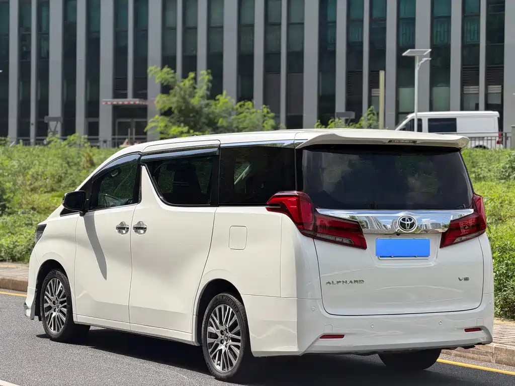 Toyota Alphard — фото 17