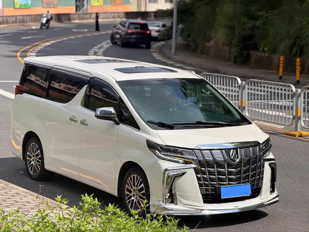 Toyota Alphard — фото 3
