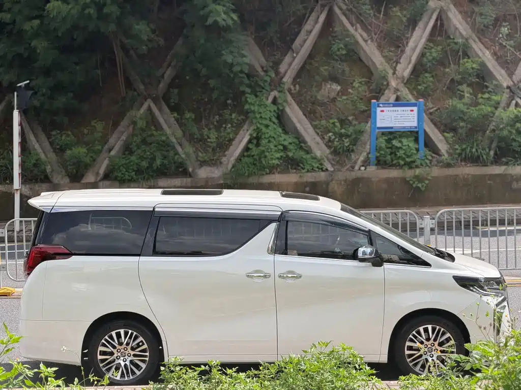 Toyota Alphard — фото 4