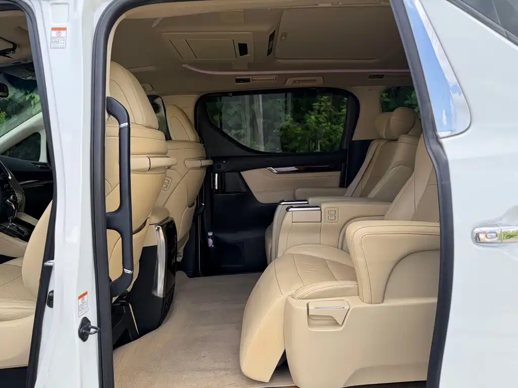 Toyota Alphard — фото 7