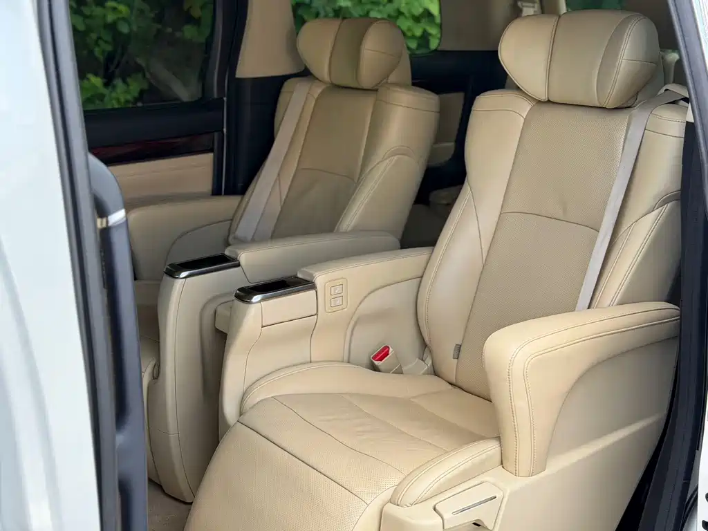 Toyota Alphard — фото 8