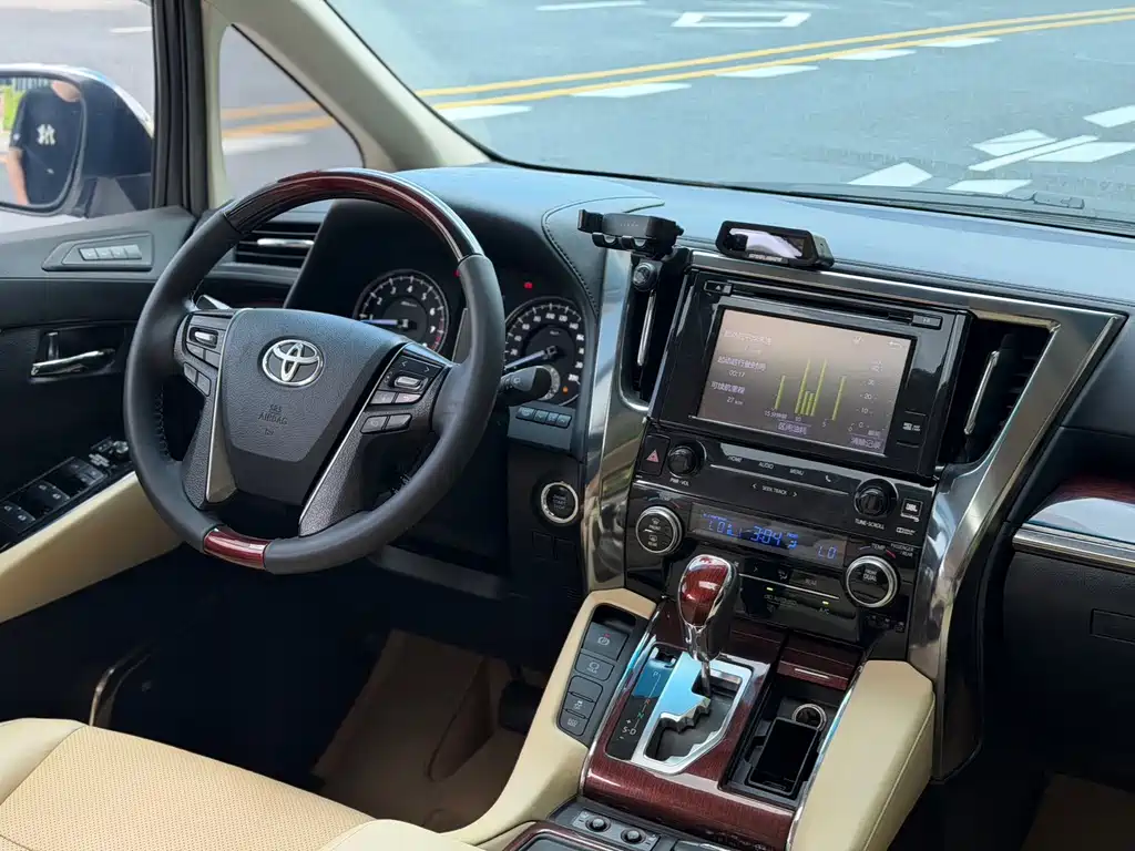 Toyota Alphard — фото 9