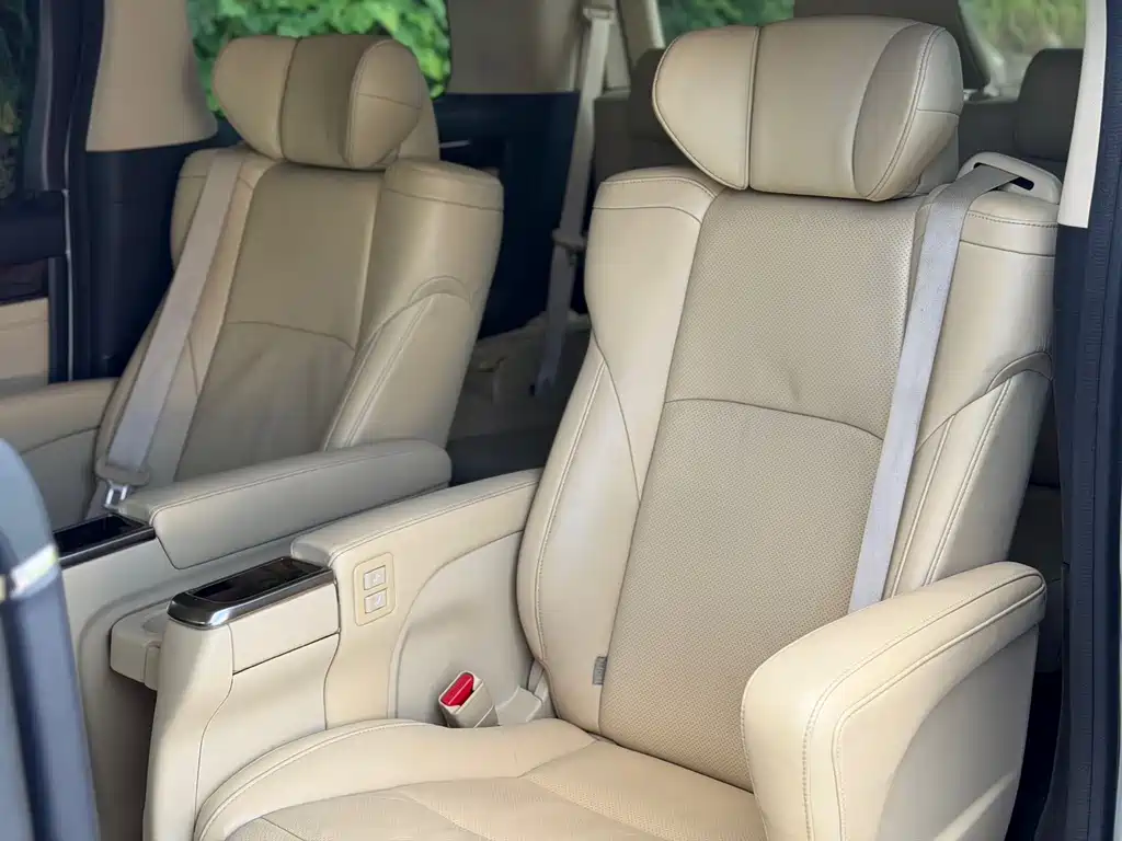 Toyota Alphard — фото 10