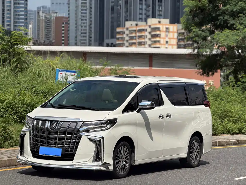 Toyota Alphard — фото 1