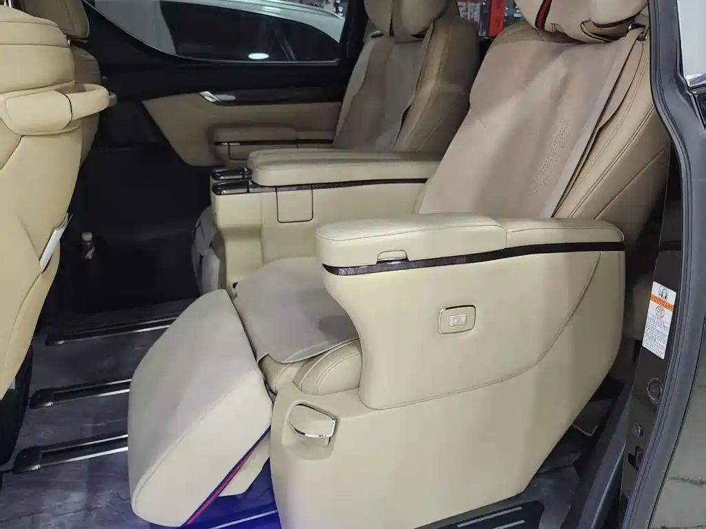 Toyota Alphard — фото 4