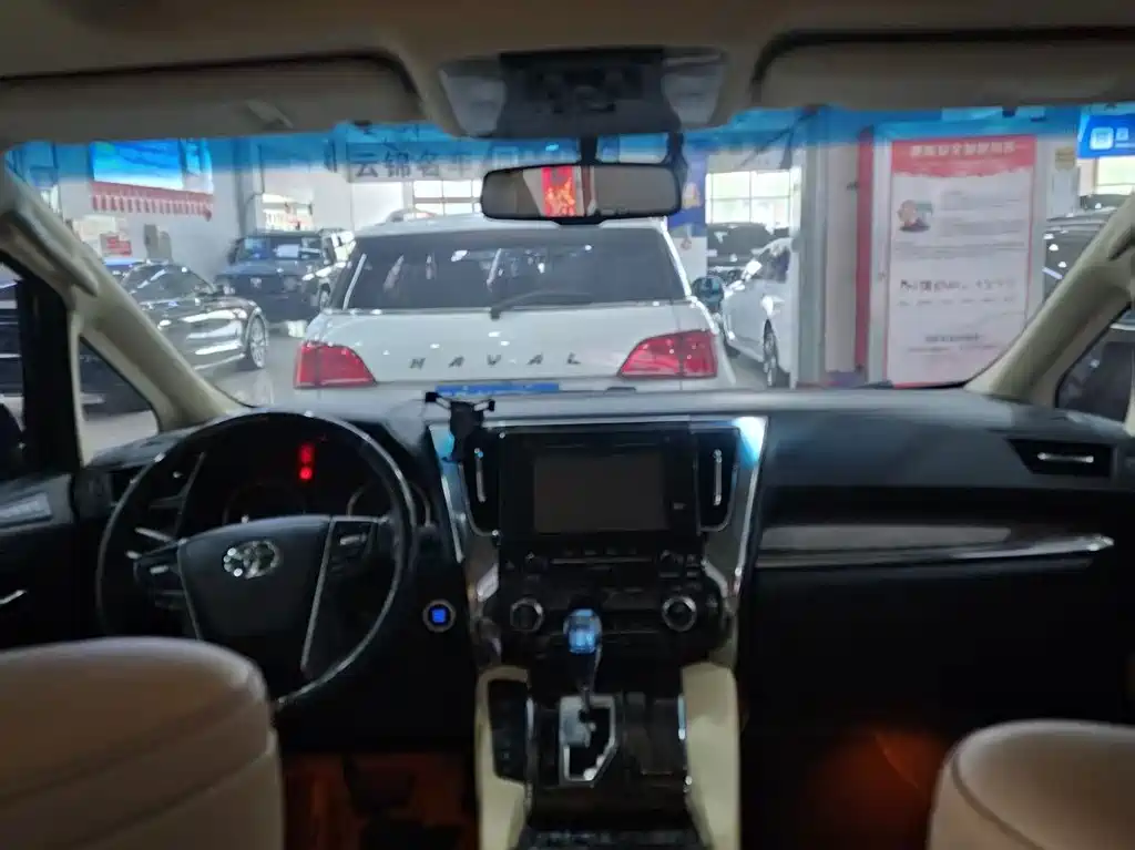 Toyota Alphard — фото 5