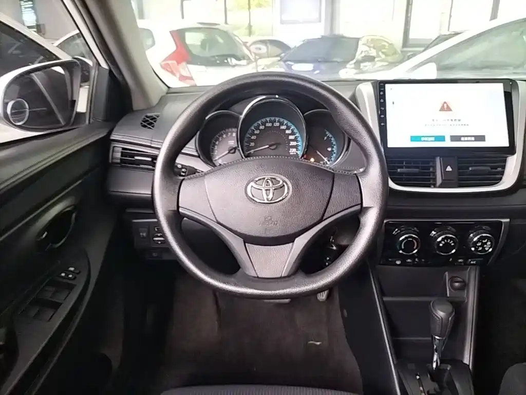 Toyota Yaris L — фото 11