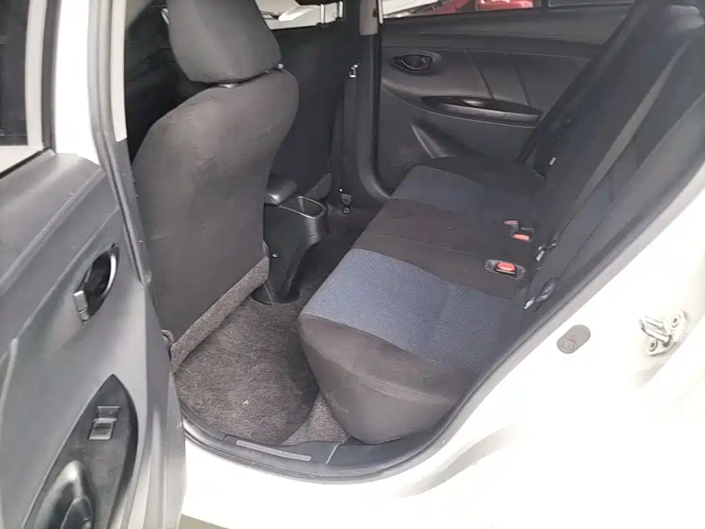 Toyota Yaris L — фото 17