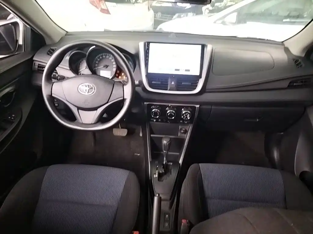 Toyota Yaris L — фото 10