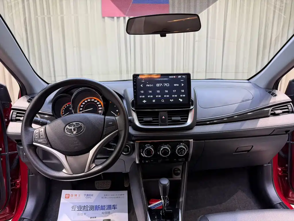 Toyota Yaris L — фото 13