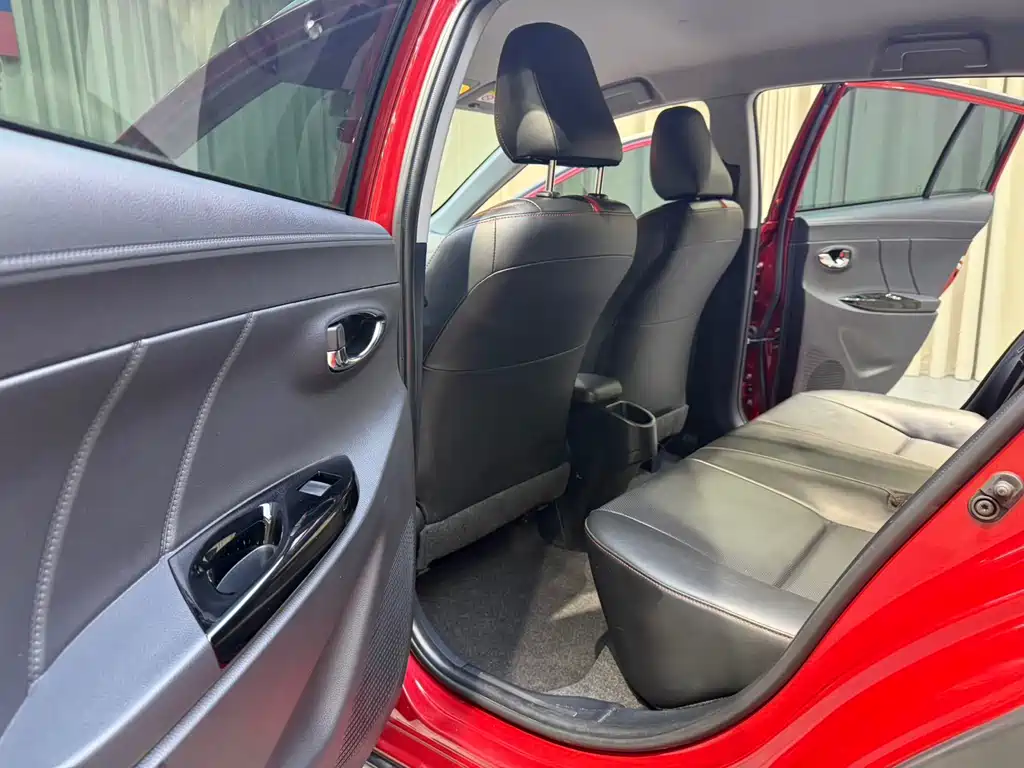 Toyota Yaris L — фото 10