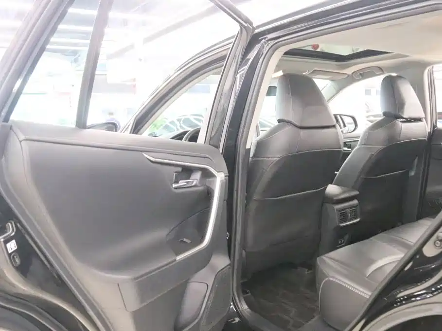 Toyota RAV4 — фото 15