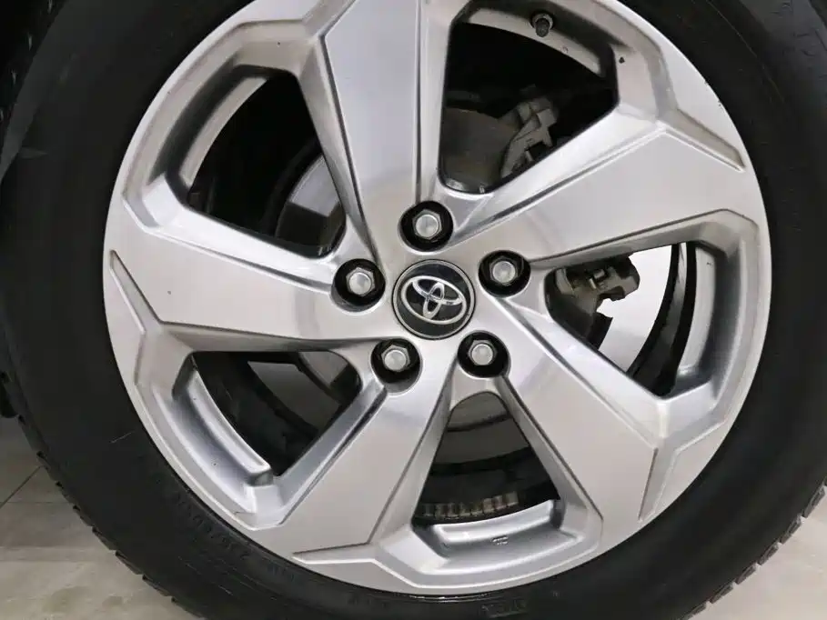 Toyota RAV4 — фото 18