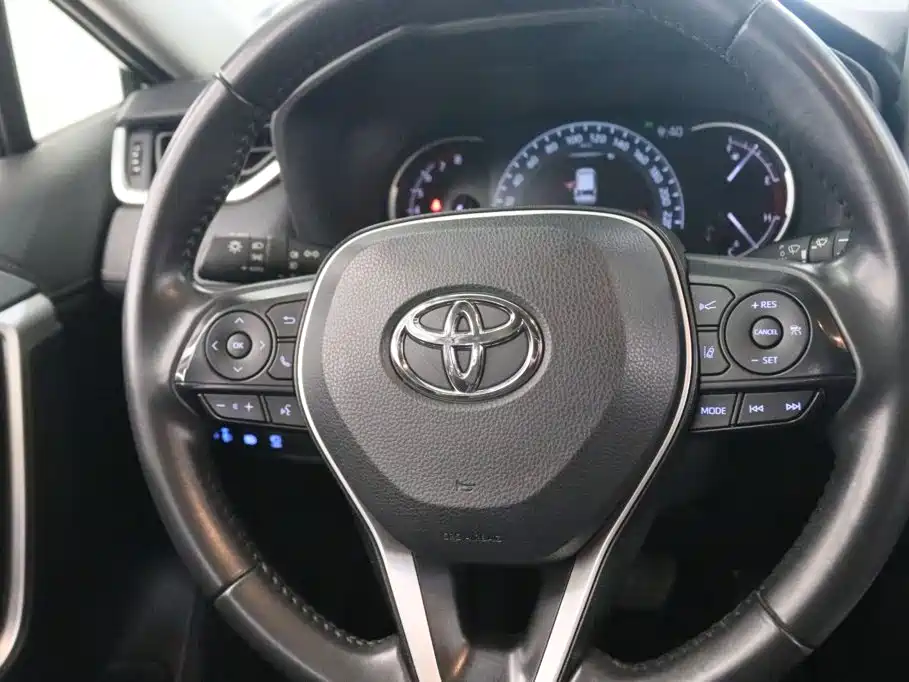 Toyota RAV4 — фото 6