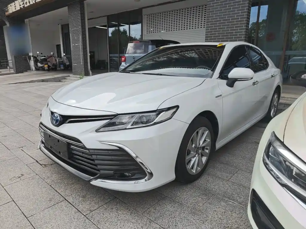 Toyota Camry — фото 2