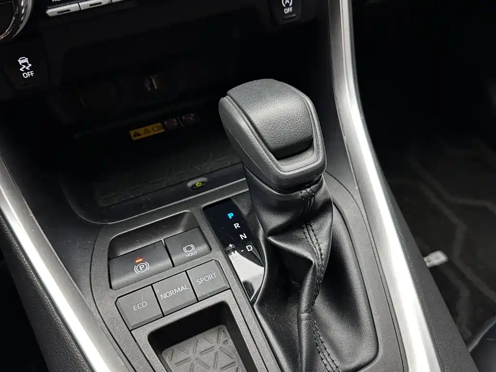 Toyota RAV4 — фото 15