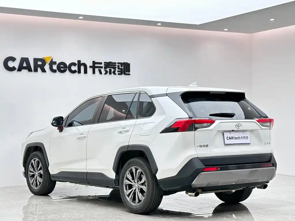 Toyota RAV4 — фото 3