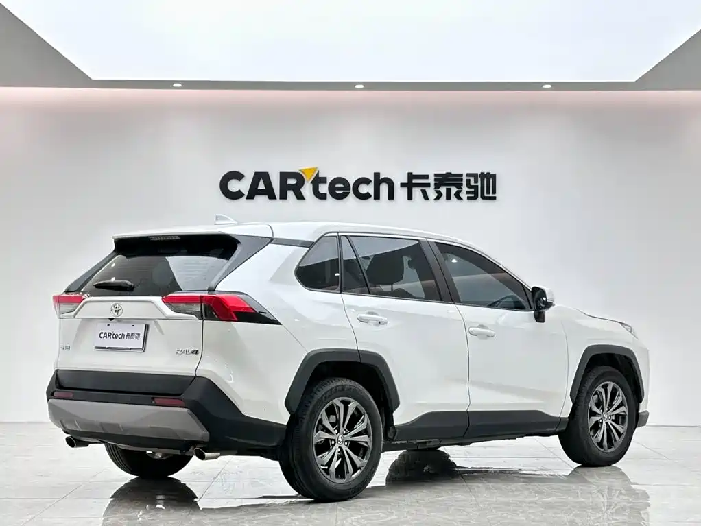 Toyota RAV4 — фото 5