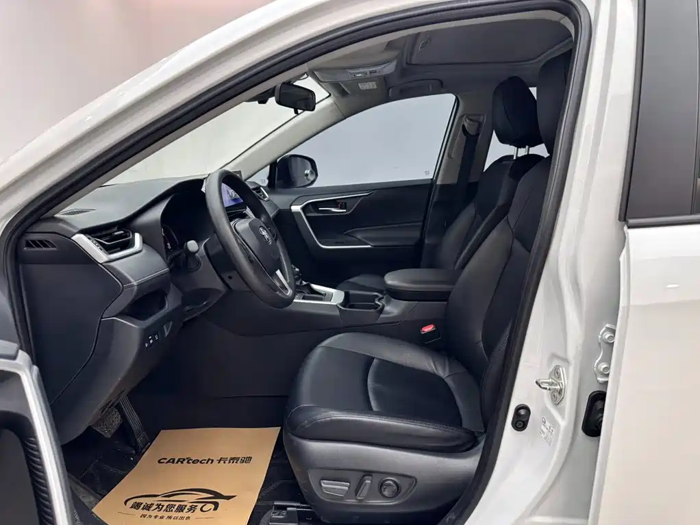 Toyota RAV4 — фото 8