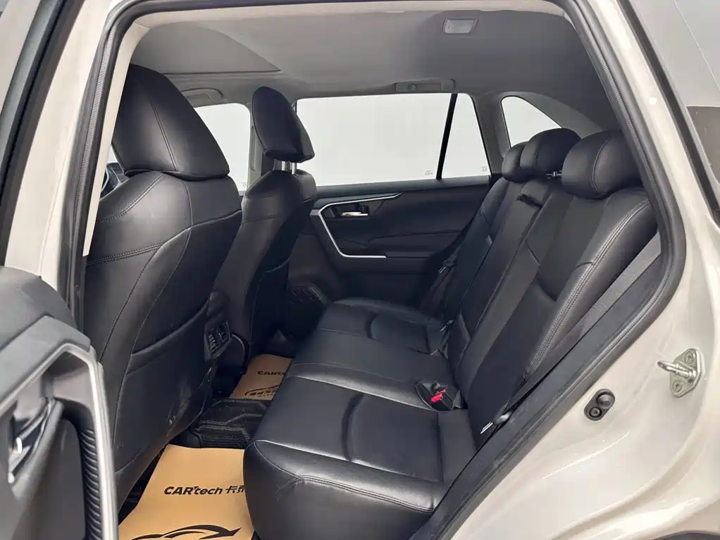 Toyota RAV4 — фото 9